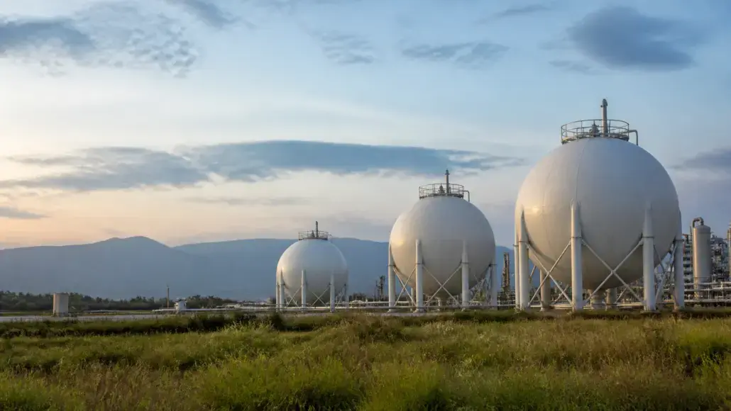 Hydrogen Storage in Salt Caverns as Energy Storage Path